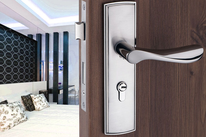 卧室门锁住了怎么开锁 卧室门锁住了怎么开锁